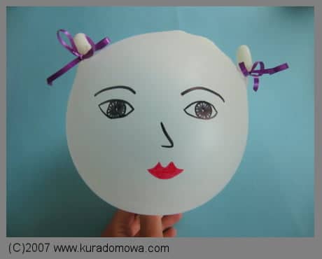 Balonik wykonany z lateksowej rękawiczki jako pomysł na plastyczną dekorację dla dzieci